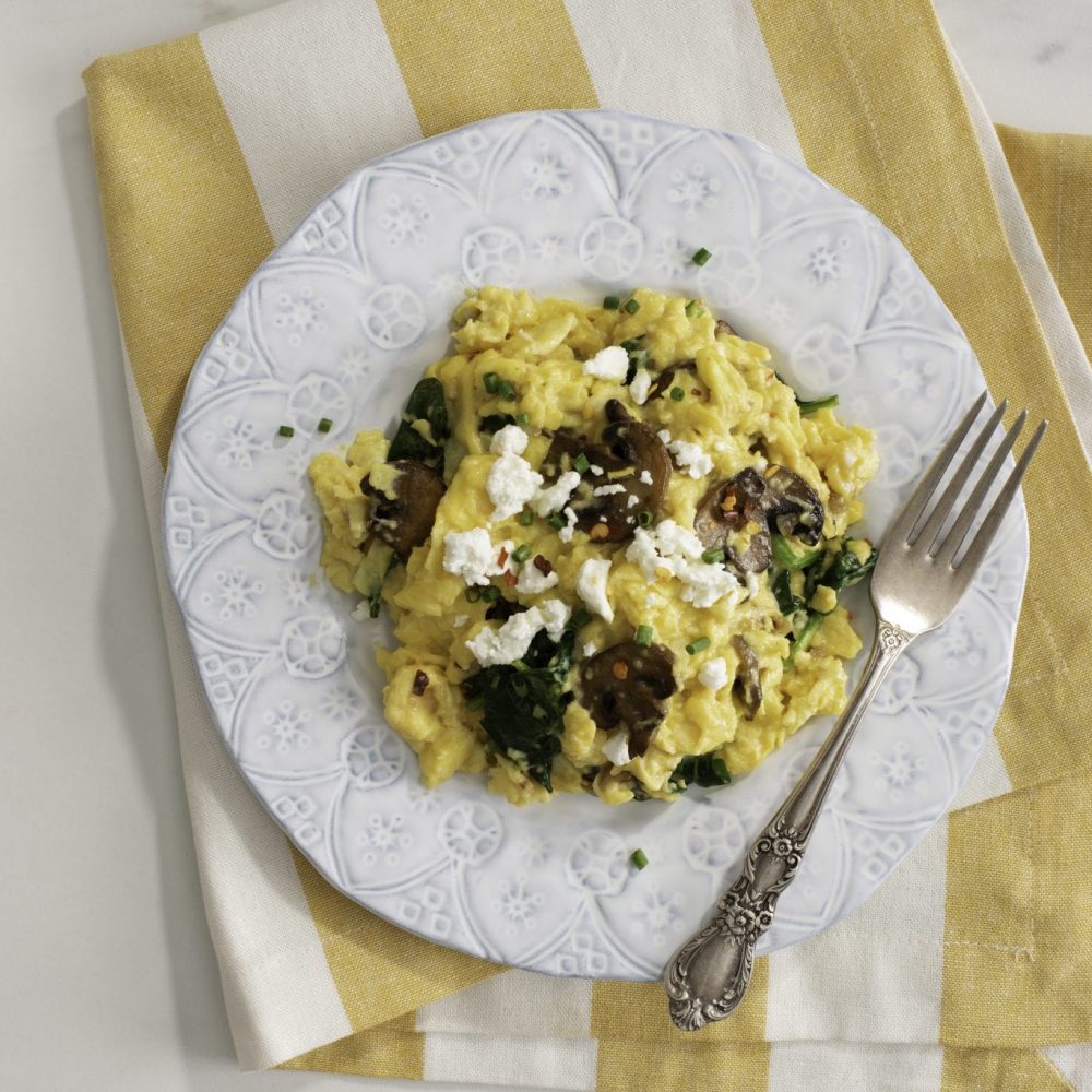 Oeufs brouillés aux champignons aux épinards et au fromage de chèvre