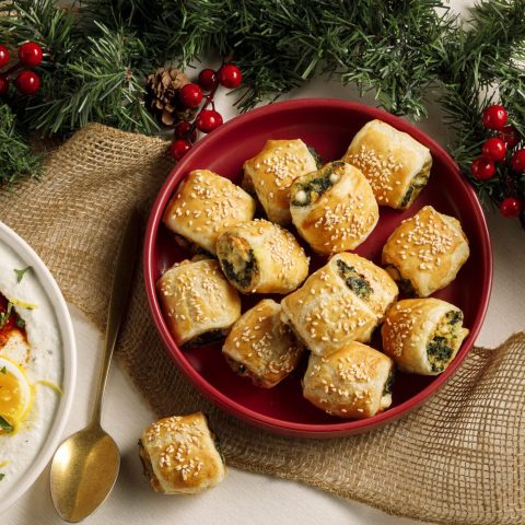Trempette de yogourt, citron, épices et oeuf avec croûtons+ Bouchées feuilletées feta, épinards et oeufsRG