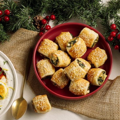 Trempette de yogourt, citron, épices et oeuf avec croûtons+ Bouchées feuilletées feta, épinards et oeufsRG