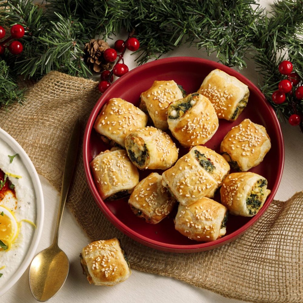 Trempette de yogourt, citron, épices et oeuf avec croûtons+ Bouchées feuilletées feta, épinards et oeufsRG