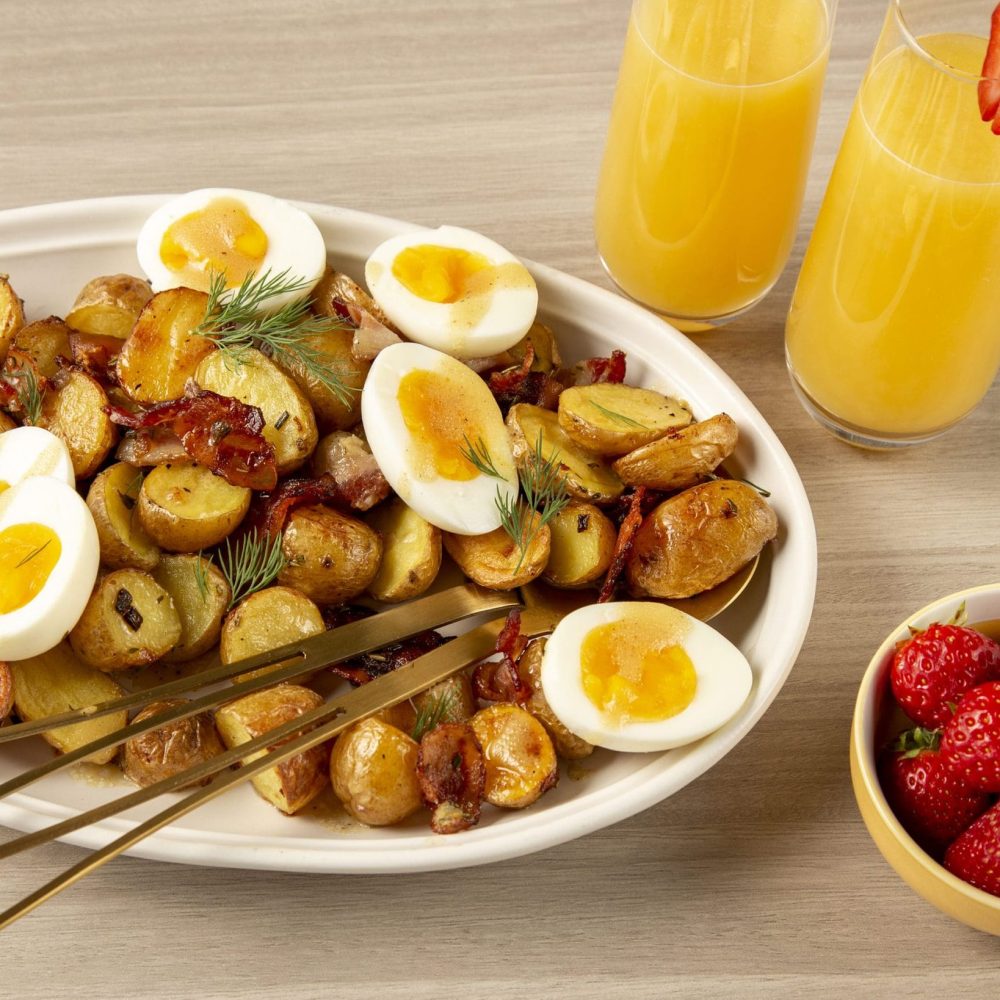 Plateau de pommes de terre grillées, bacon et oeuf +Salade aux oeufs, betterave et noix