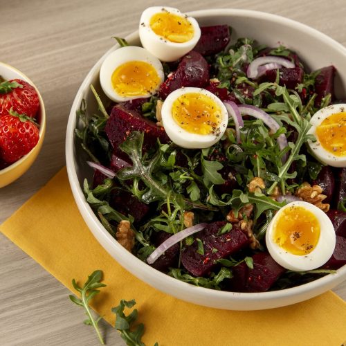 Plateau de pommes de terre grillées, bacon et oeuf +Salade aux oeufs, betterave et noix