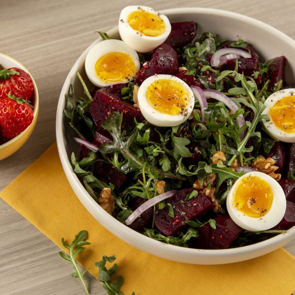 Plateau de pommes de terre grillées, bacon et oeuf +Salade aux oeufs, betterave et noix