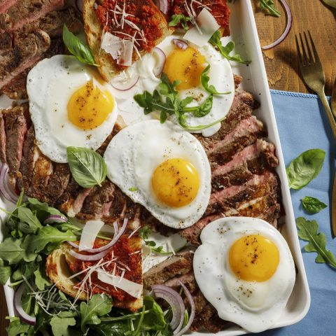 Steak, oeufs et croûtons au pesto de tomates séchées