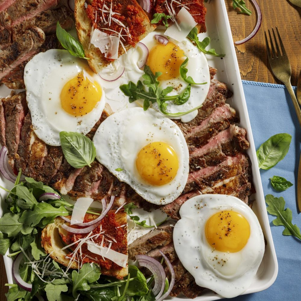 Steak, oeufs et croûtons au pesto de tomates séchées