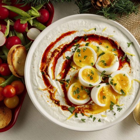Trempette de yogourt, citron, épices et oeuf avec croûtons+ Bouchées feuilletées feta, épinards et oeufsRG