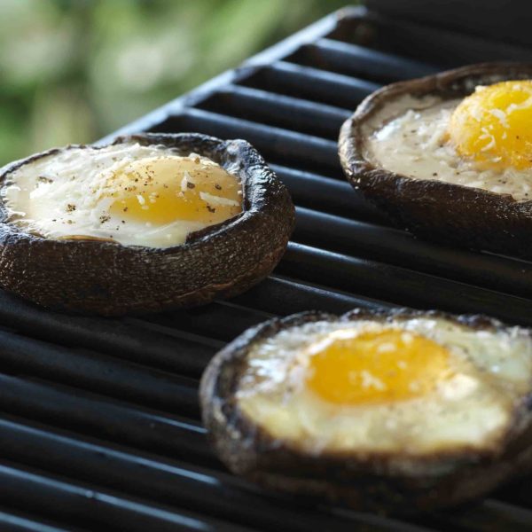 oeufs-grilles-dans-des-champignons-portobellos