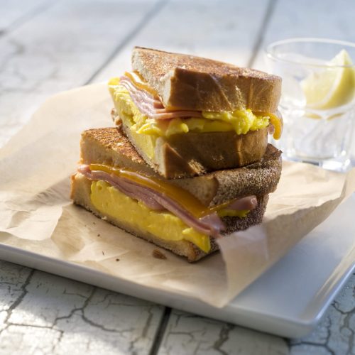 sandwich-grille-au-jambon-et-aux-oeufs